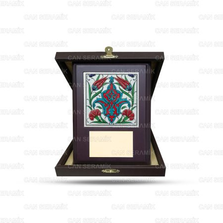 Plaket Çini Karo Modelleri Ahşap Çini Birleşimli Plaket Örnekleri Çeşitleri Fiyatları El Boyaması Plaket Seramik Karo Örnekleri Kadife Kutulu Plaket Örneği