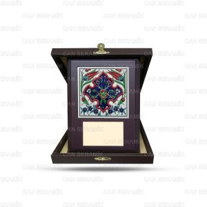 Plaket Çini Karo Modelleri Ahşap Çini Birleşimli Plaket Örnekleri Çeşitleri Fiyatları El Boyaması Plaket Seramik Karo Örnekleri Kadife Kutulu Plaket Örneği