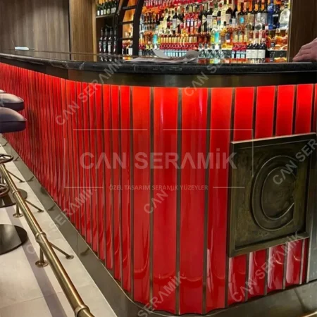 Kırmızı dekoratif bar önü seramik panel uygulaması