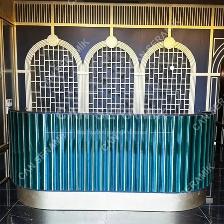 Lüks otel lobisi ve resepsiyon bankosu için yeşil renkli oluklu bar önü seramik panel kaplaması