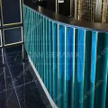 Kavisli lüks restoran tasarımları için oval yeşil renkli bar önü seramik panel kaplama uygulaması