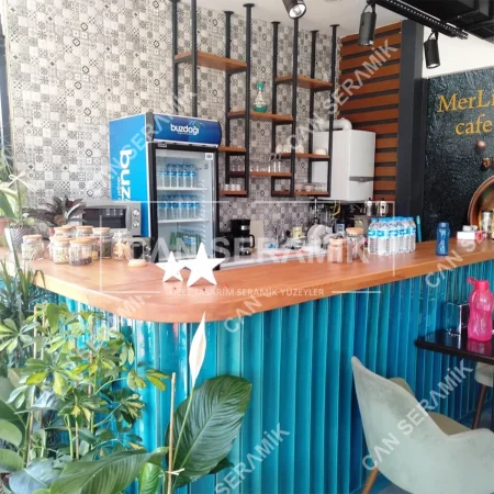 Kafe ve restoran projeleri için turkuaz renkli dikey hatlı bar önü seramik panel kaplaması