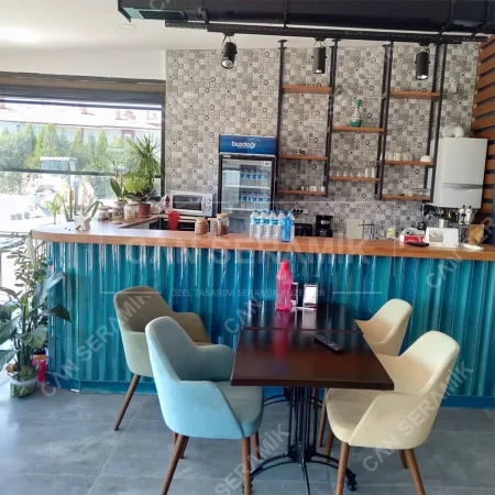 Modern kahve dükkanları ve cafe dekorasyonları için turkuaz mavi oluklu tasarım kafe seramik paneli uygulaması