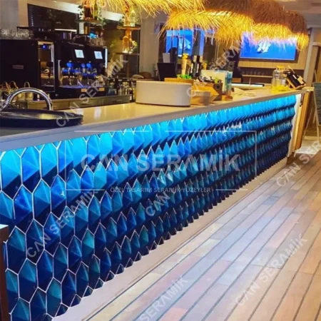 Sahil konseptli mekanlar ve dinamik barlar için safir mavi 3d piramit tasarım bar seramiği uygulaması