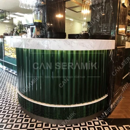 Lüks otel lobileri ve kokteyl barlar için zümrüt yeşili kavisli lüks bar önü seramiği kaplaması